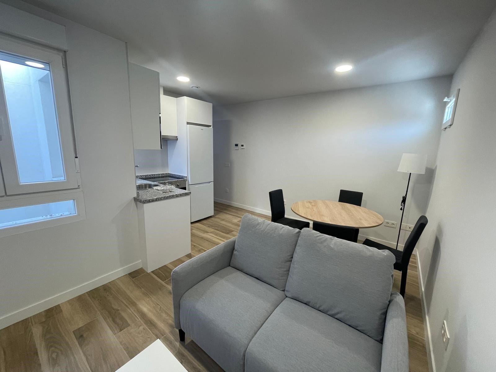 1-min-2 Piso de alquiler en Demetrio de los Ríos en León vista de salón comedor, cocina y frigorífico