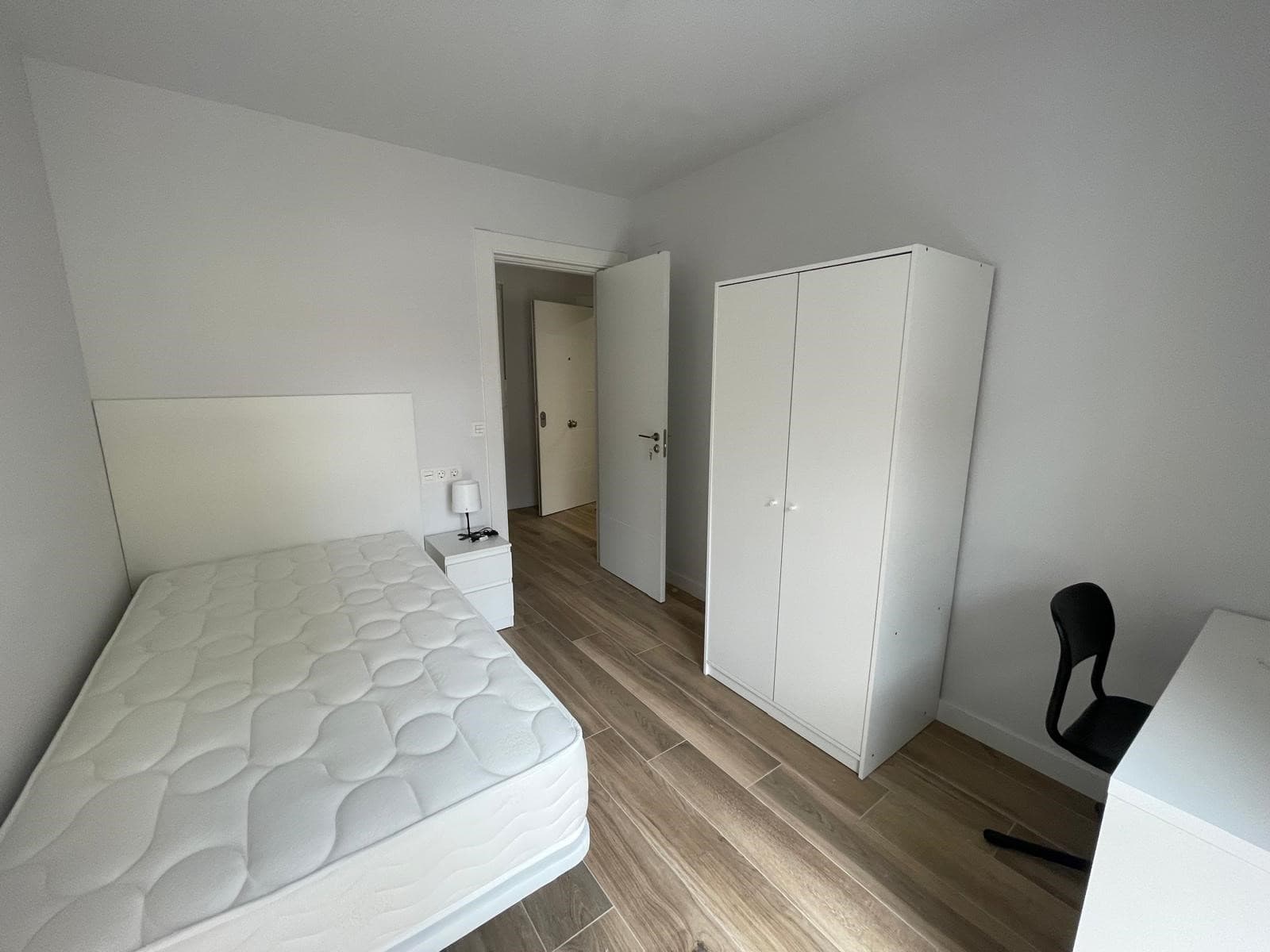 10-min-2 Piso de alquiler en Demetrio de los Ríos en León vista de habitación individual con cama individual, armario, y escritorio