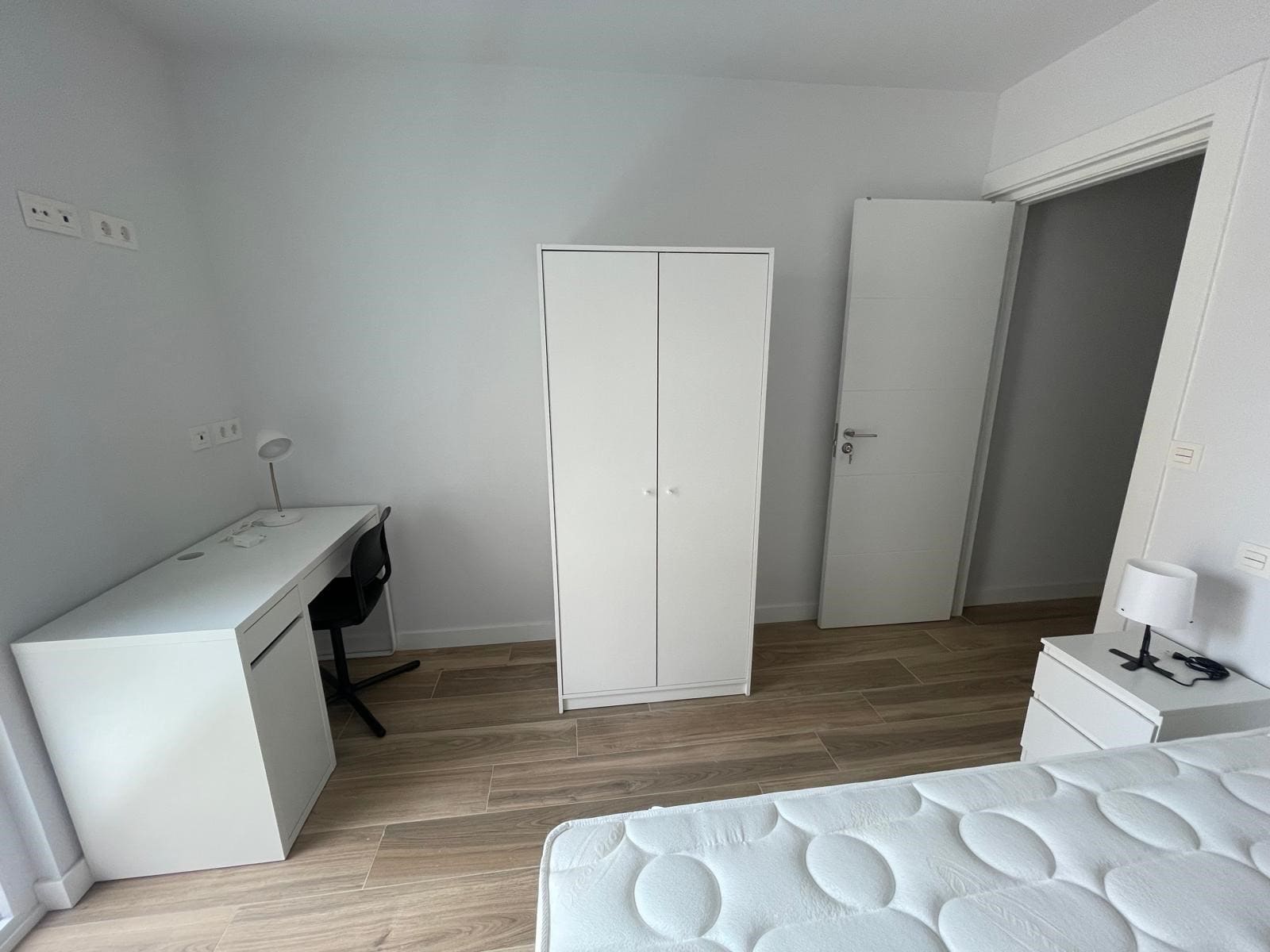 2-min-2 Piso de alquiler en Demetrio de los Ríos en León vista de habitación individual con escritorio , armario y cama individual