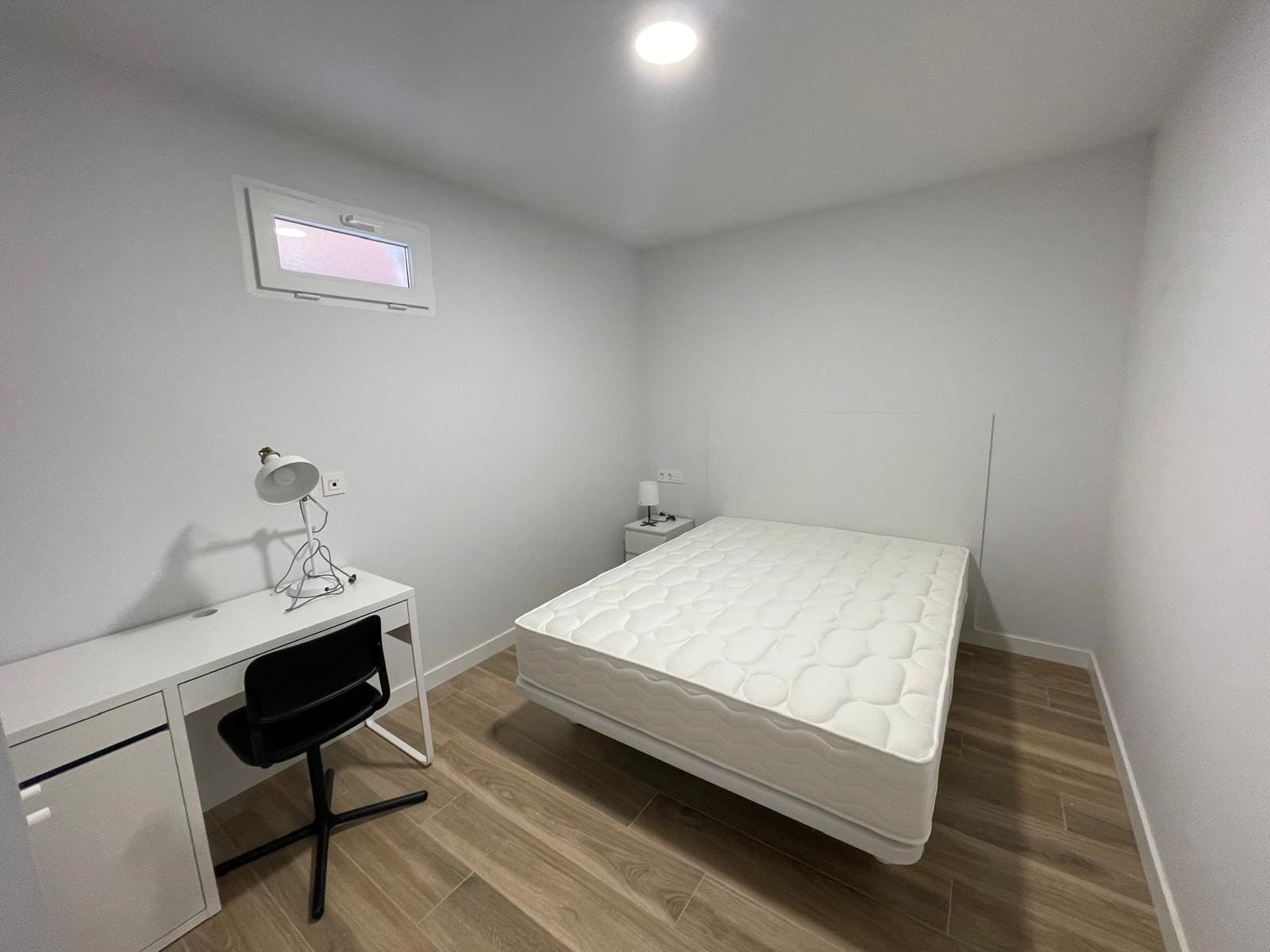 4-min-2 Piso de alquiler en Demetrio de los Ríos en León vista de habitación individual con cama doble y escritorio para trabajar