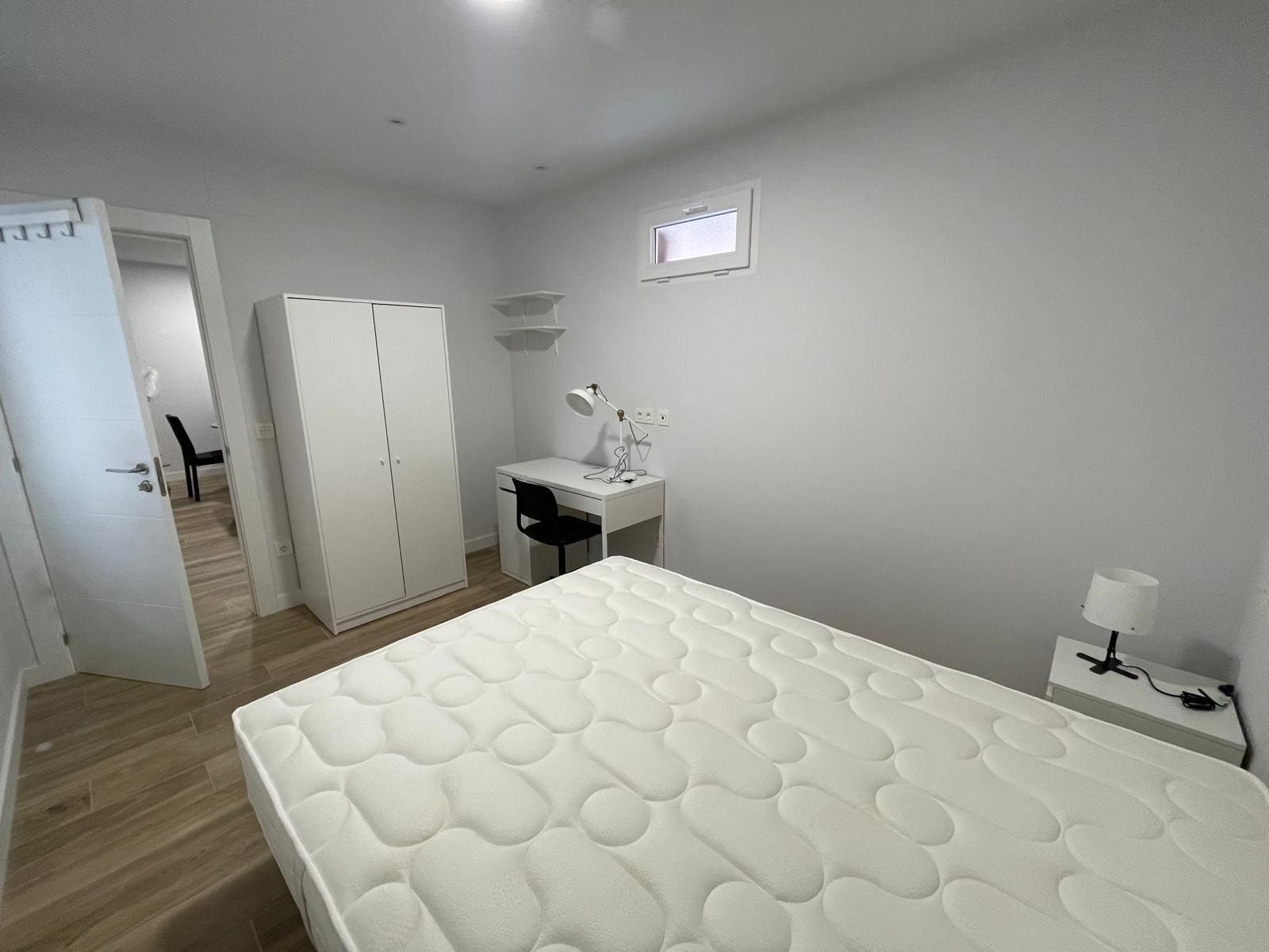 5-min-2 Piso de alquiler en Demetrio de los Ríos en León vista de habitación individual con armario, escritorio, cama doble y mesita de noche