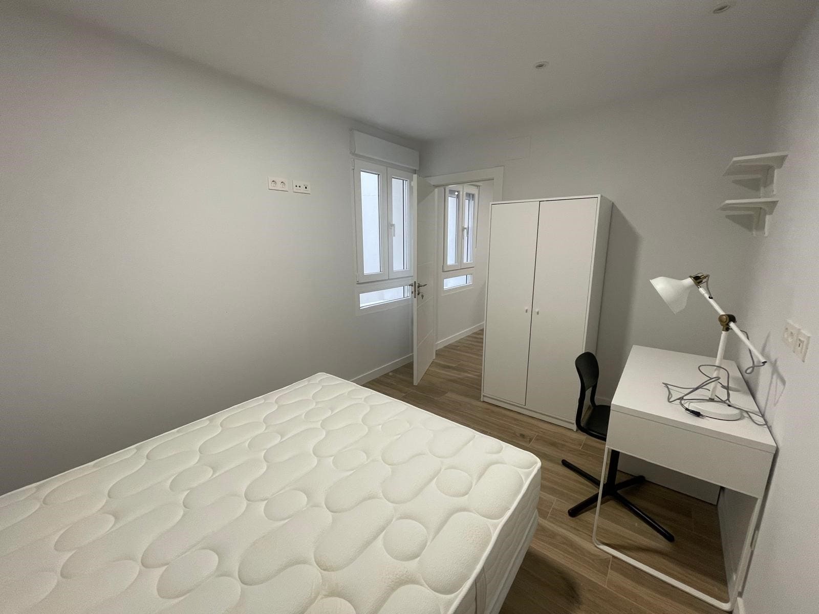 6-min-2 Piso de alquiler en Demetrio de los Ríos en León vista de habitación individual con escritorio y armario