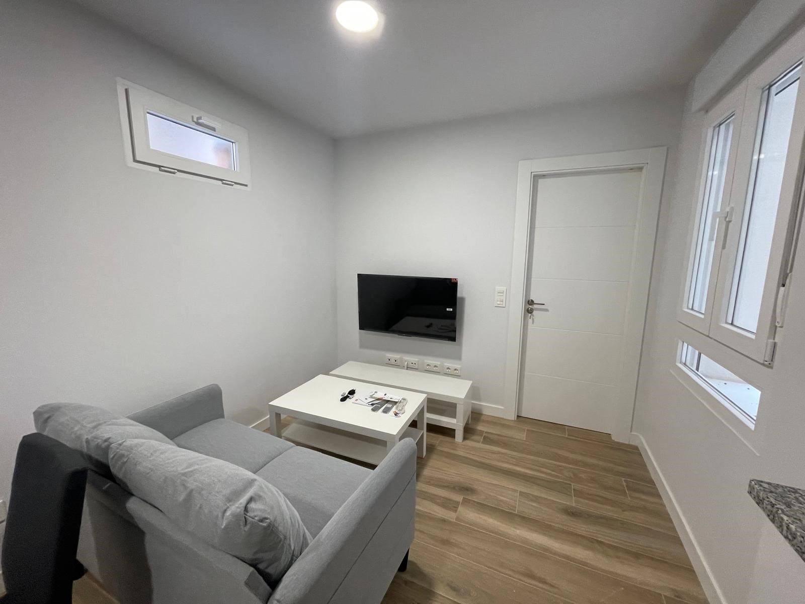 8-min-2 Piso de alquiler en Demetrio de los Ríos en León vista de salón con sofa, tele con netflix e internet