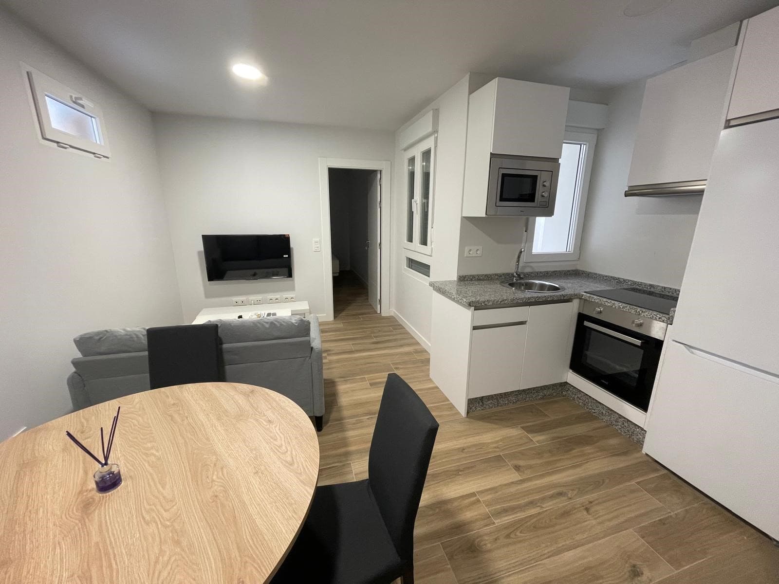 vista general del salón comedor con cocina y frigorífico del piso en Demetrio de los ríos León